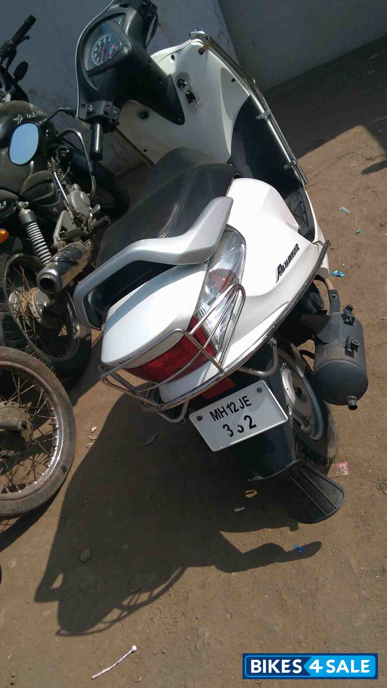White Honda Aviator White Honda Aviator