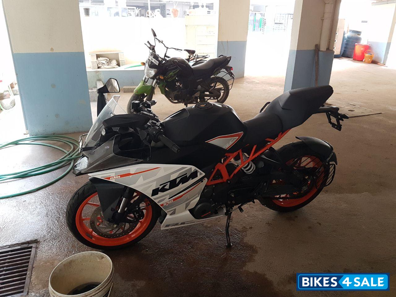 Black KTM RC 390
