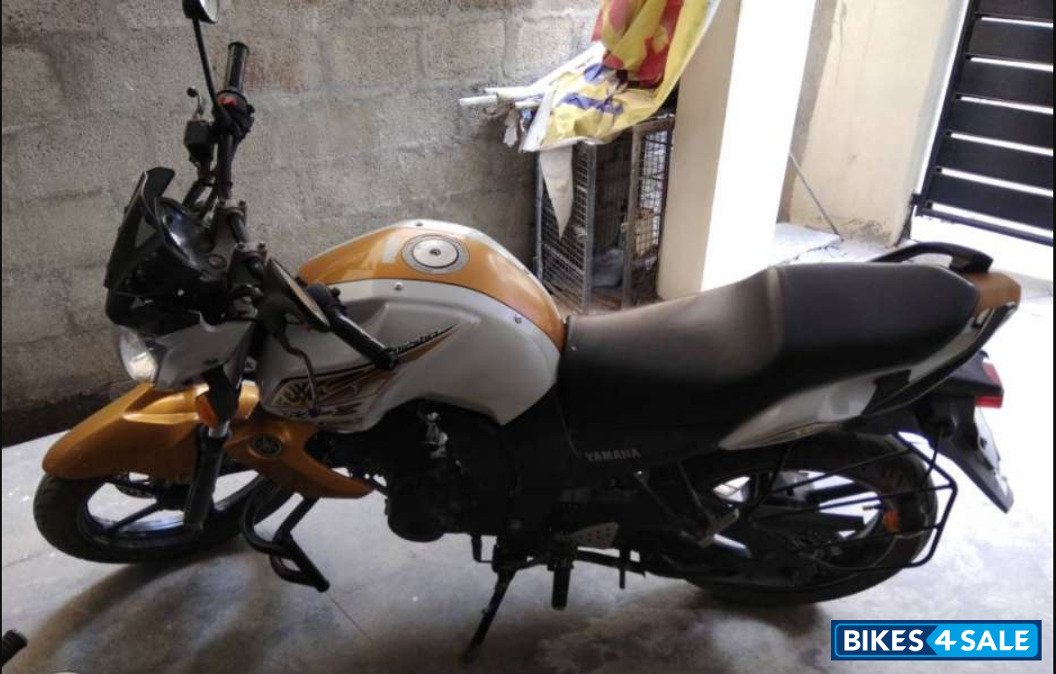 Gold White Yamaha FZ-S