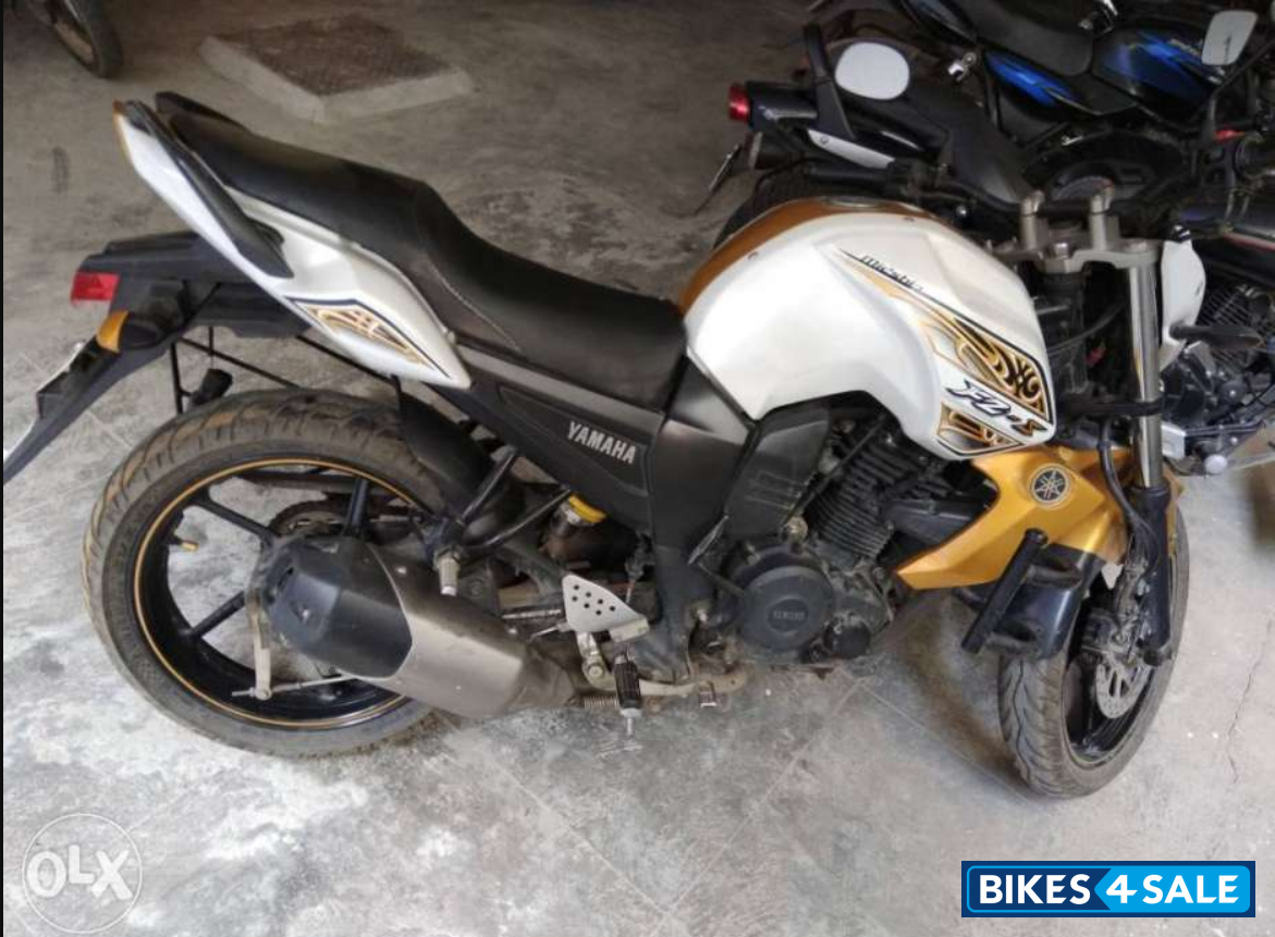 Gold White Yamaha FZ-S Gold White Yamaha FZ-S