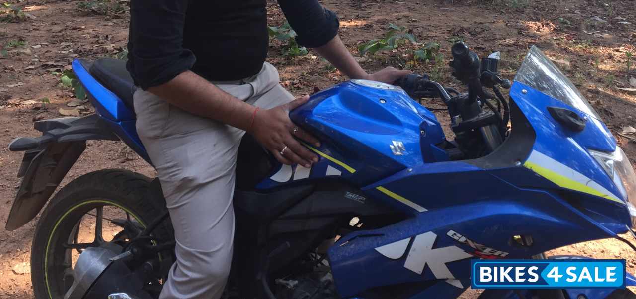 Blue Suzuki Gixxer SF