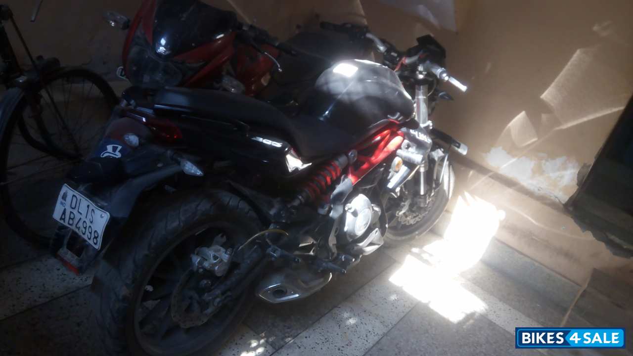 Black Benelli TNT 300