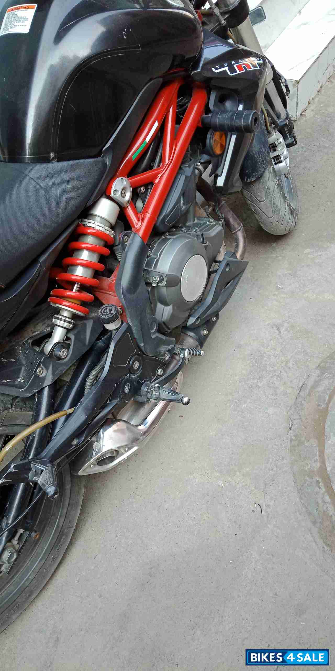 Black Benelli TNT 300