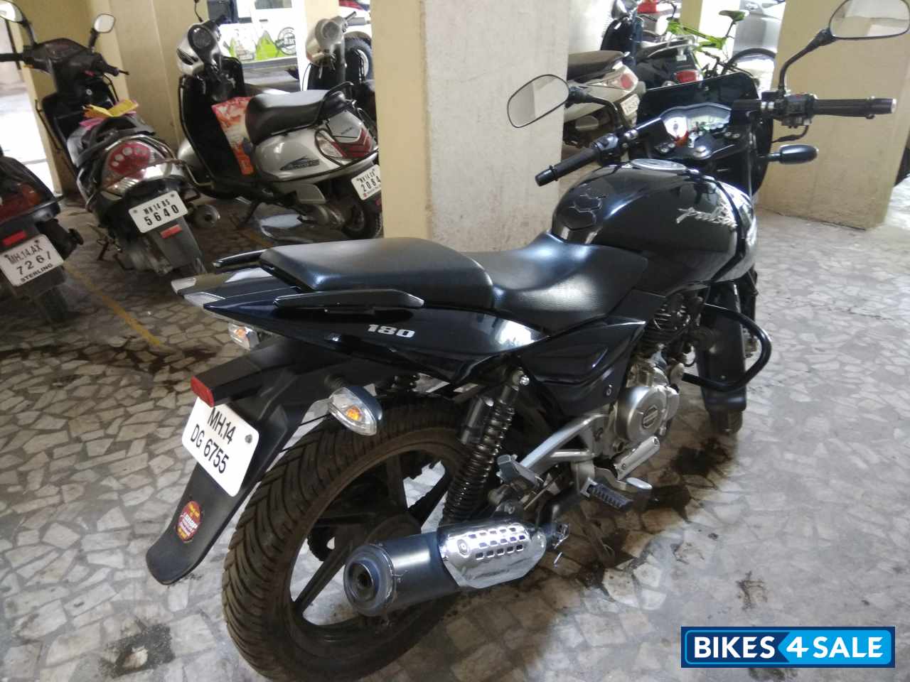 Black Bajaj Pulsar 180 DTSi Black Bajaj Pulsar 180 DTSi