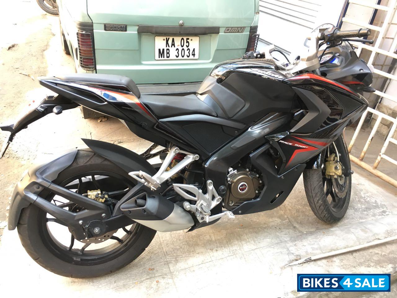 Black Bajaj Pulsar RS 200 ABS