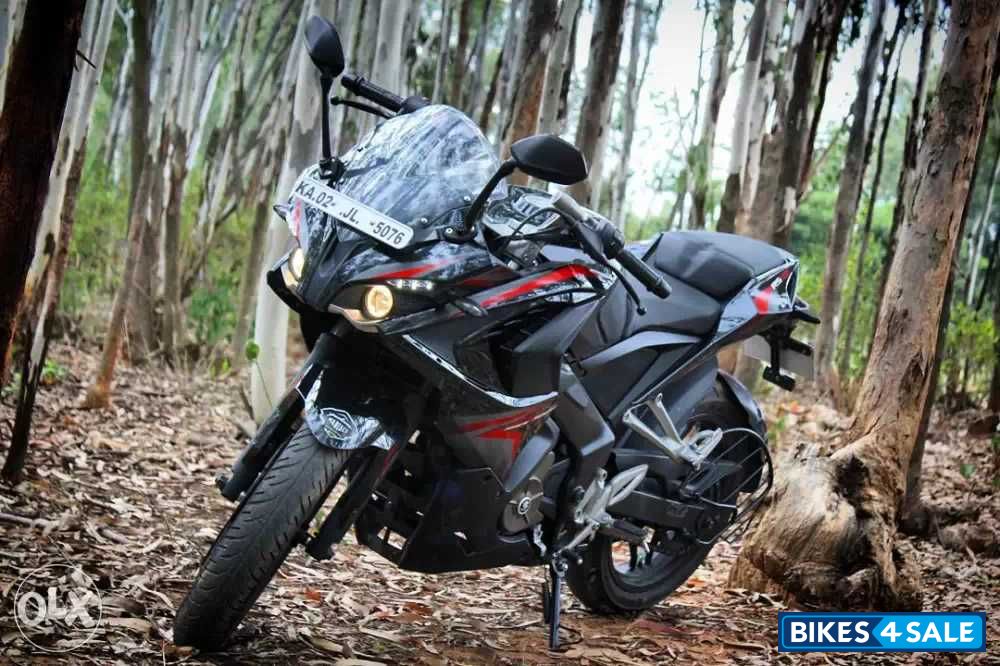 Black Bajaj Pulsar RS 200 ABS