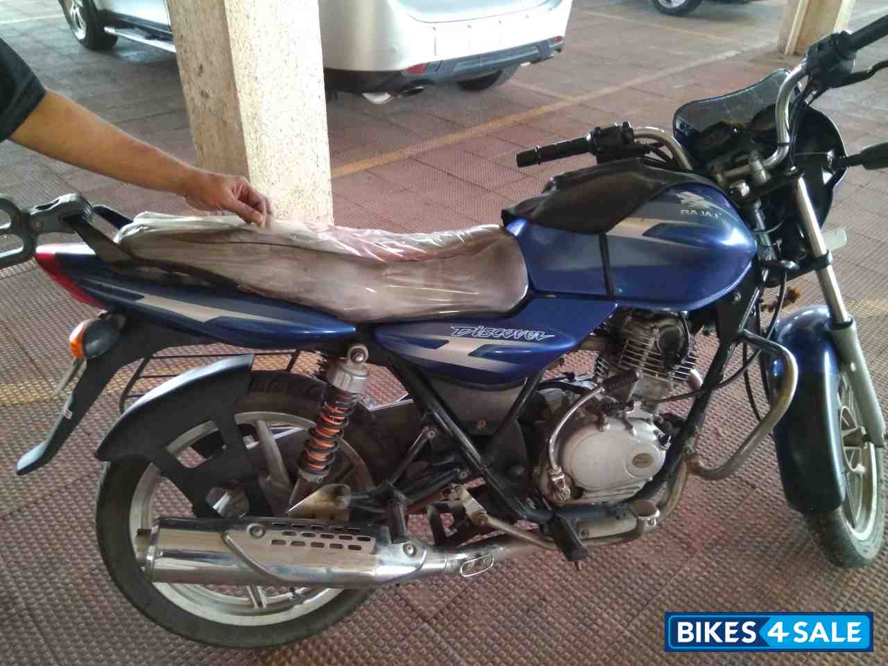 Blue Bajaj Discover 125
