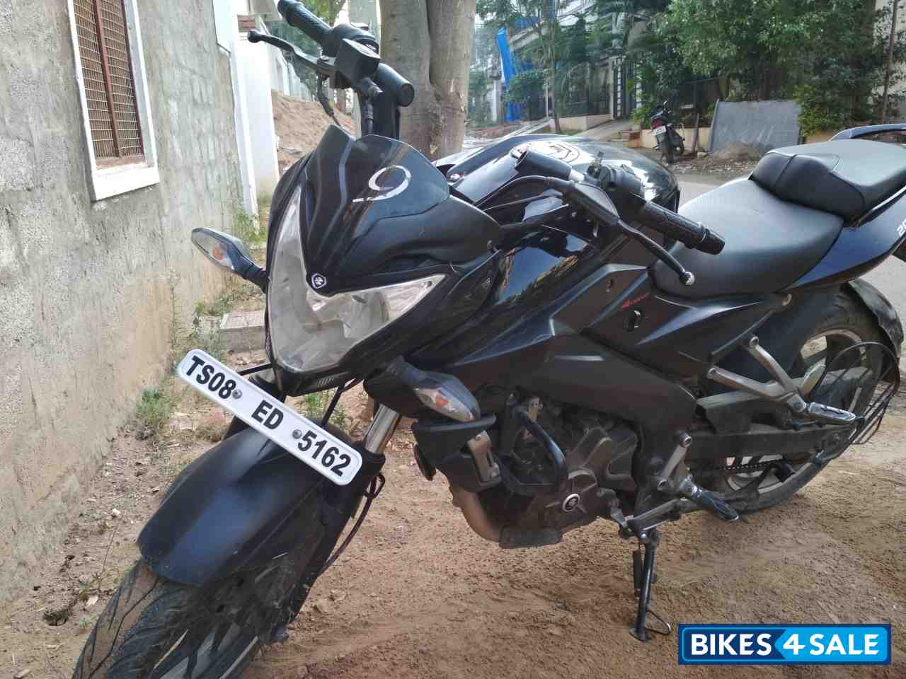 Black Bajaj Pulsar 200 NS