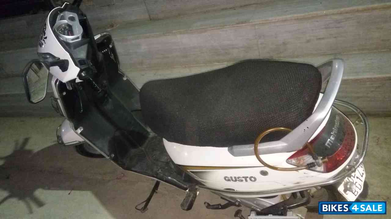 White Mahindra Gusto