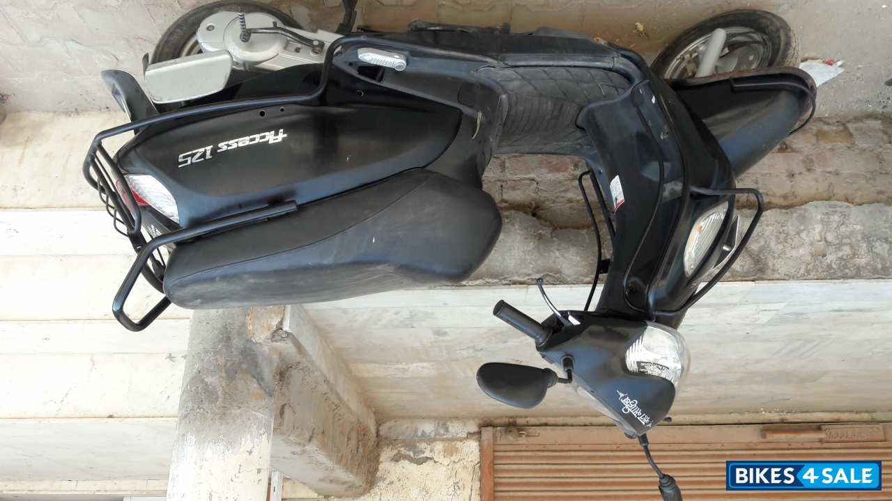 Black Suzuki Access 125 Black Suzuki Access 125