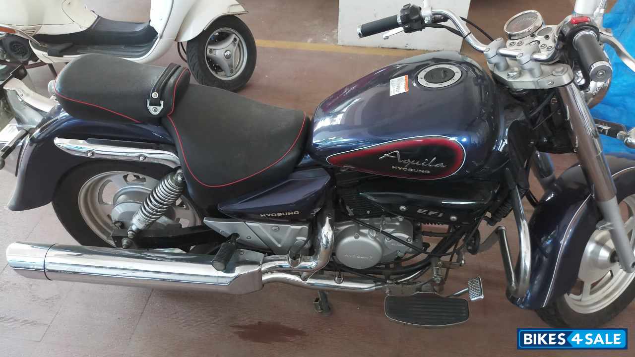 Blue Hyosung Aquila GV250