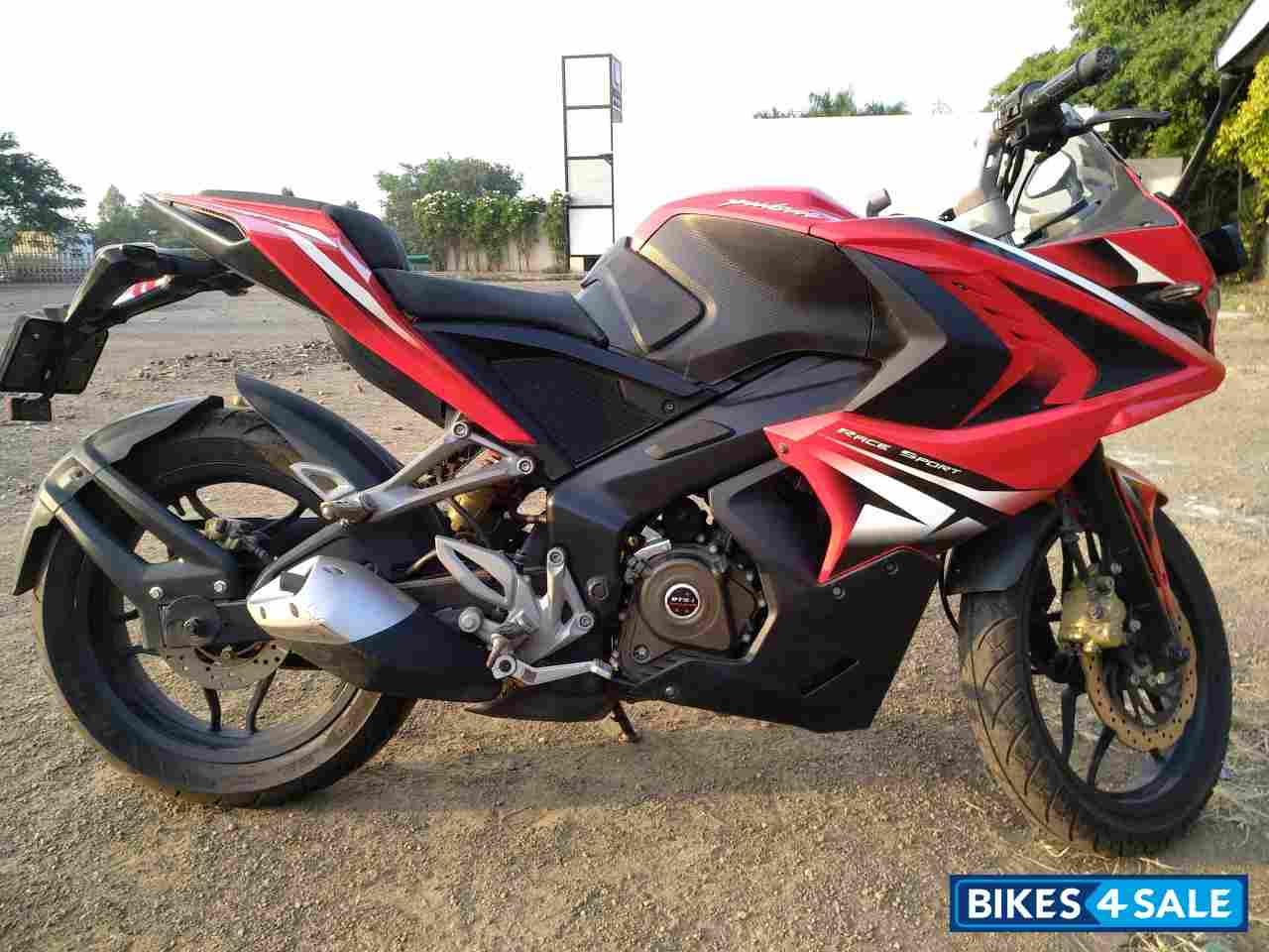 Red Bajaj Pulsar RS 200