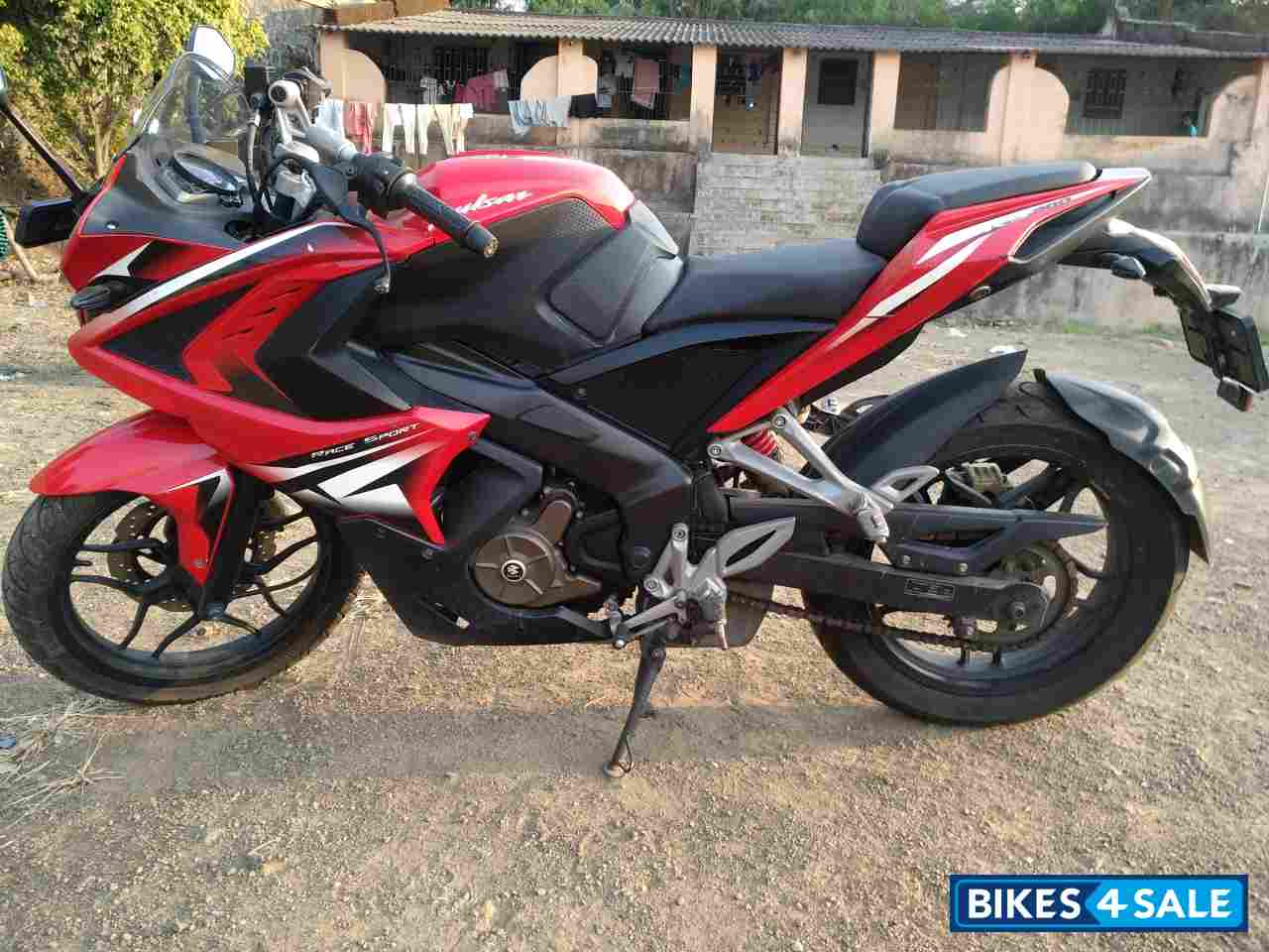 Red Bajaj Pulsar RS 200