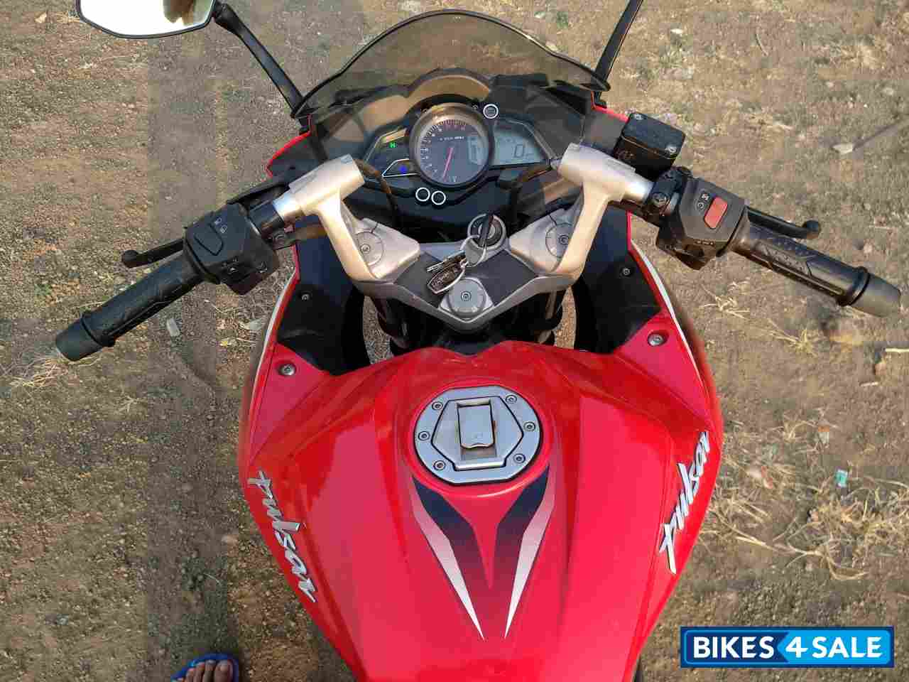 Red Bajaj Pulsar RS 200