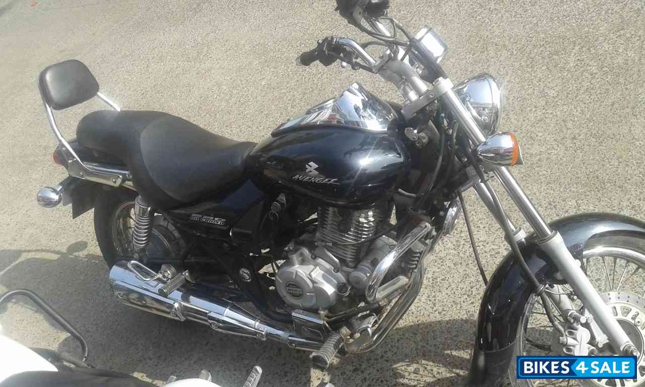 Black Bajaj Avenger 220 DTS-i