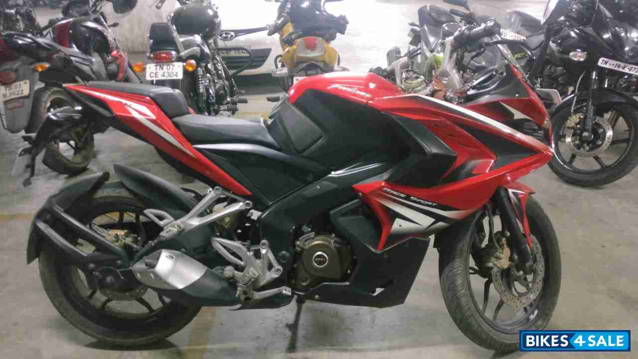 Red Bajaj Pulsar RS 200