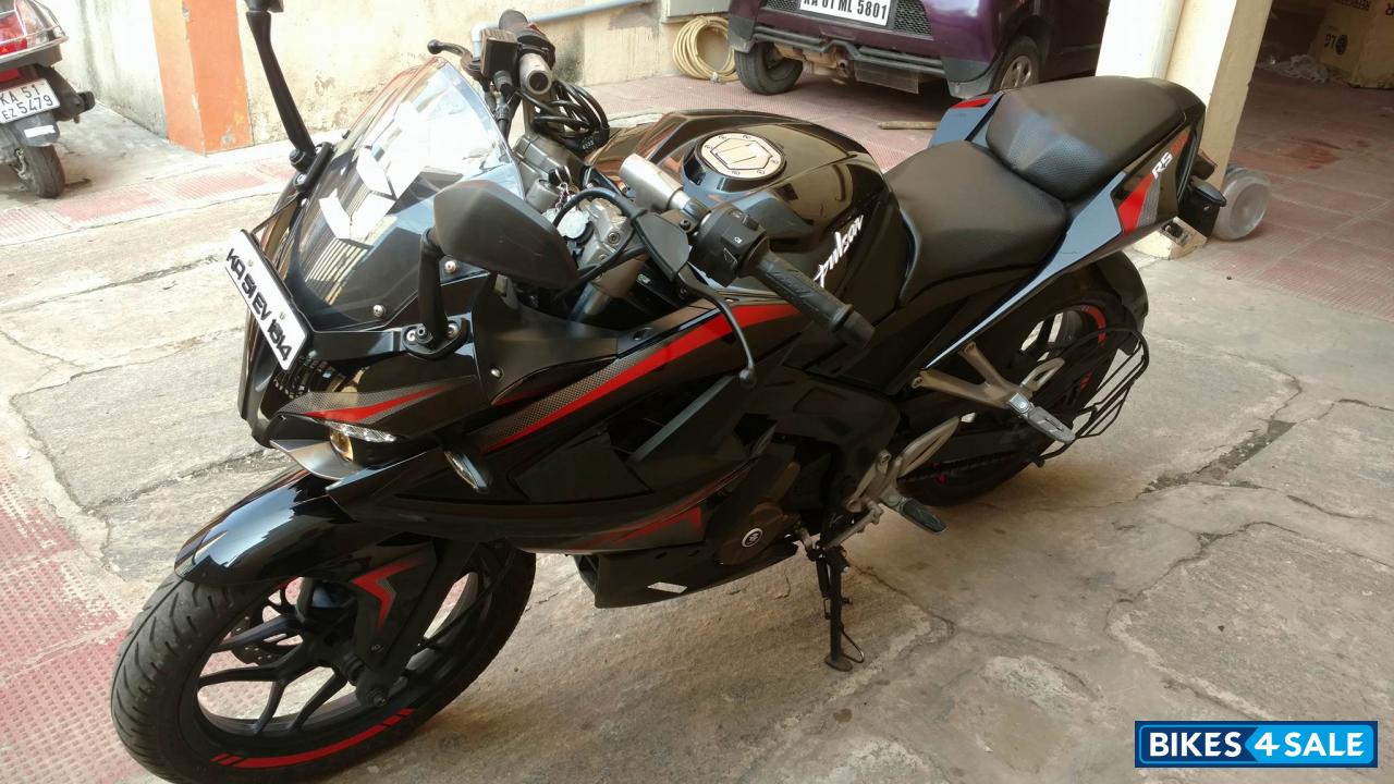 Black Bajaj Pulsar RS 200