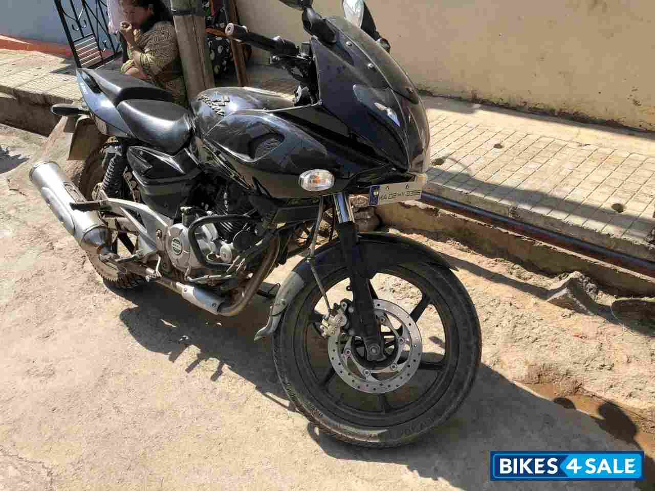 Black Bajaj Pulsar 220F