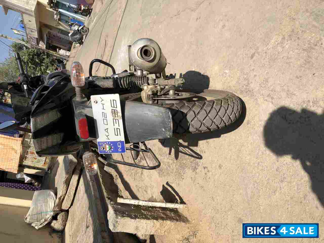 Black Bajaj Pulsar 220F Black Bajaj Pulsar 220F