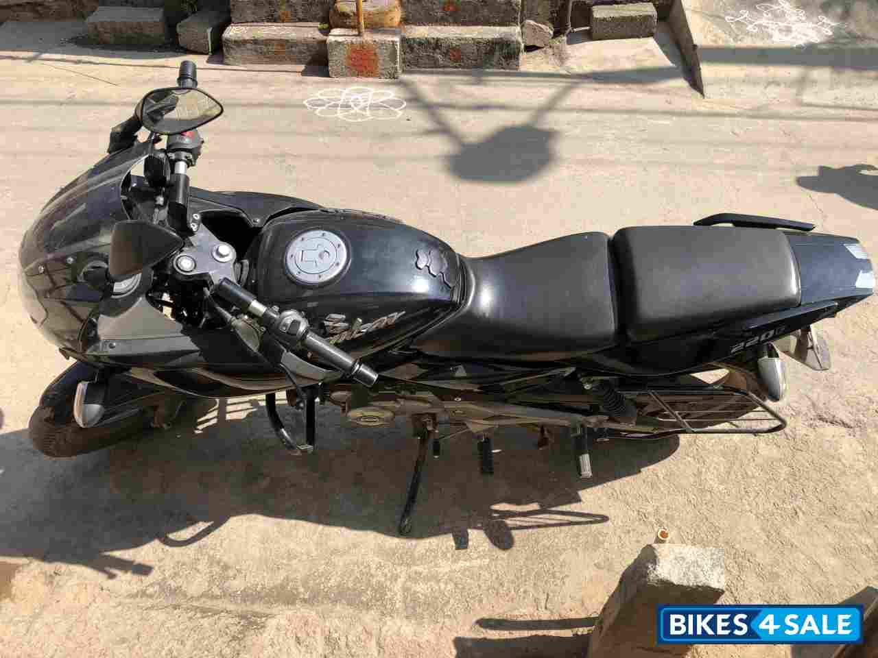 Black Bajaj Pulsar 220F Black Bajaj Pulsar 220F