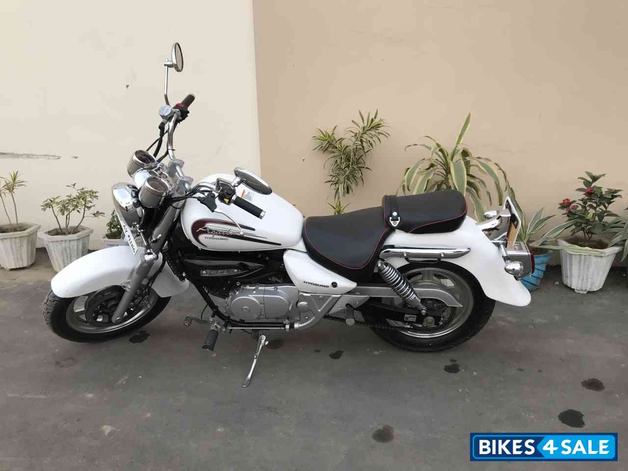 White Hyosung Aquila GV250