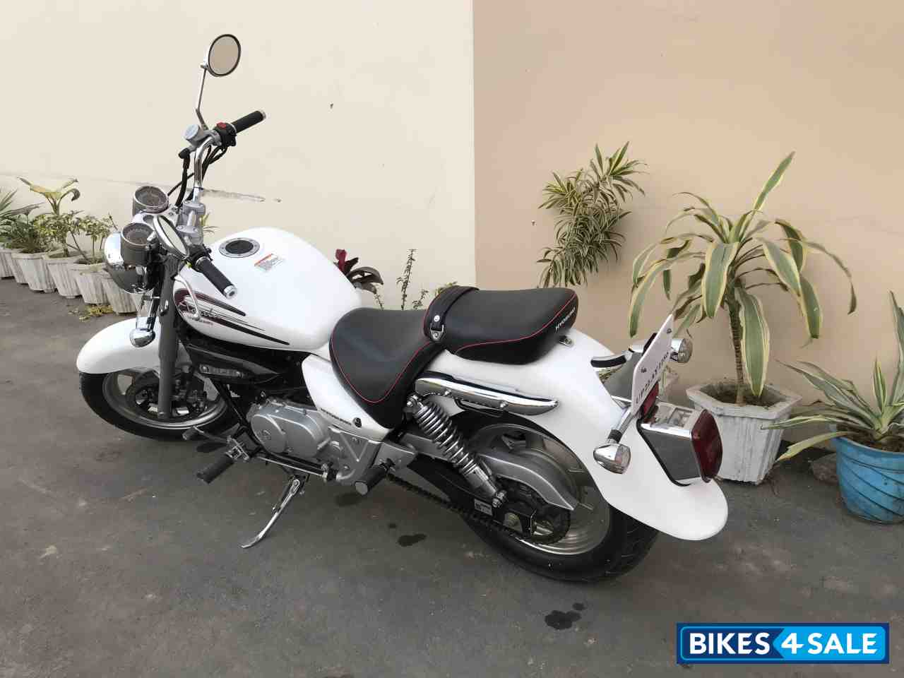 White Hyosung Aquila GV250