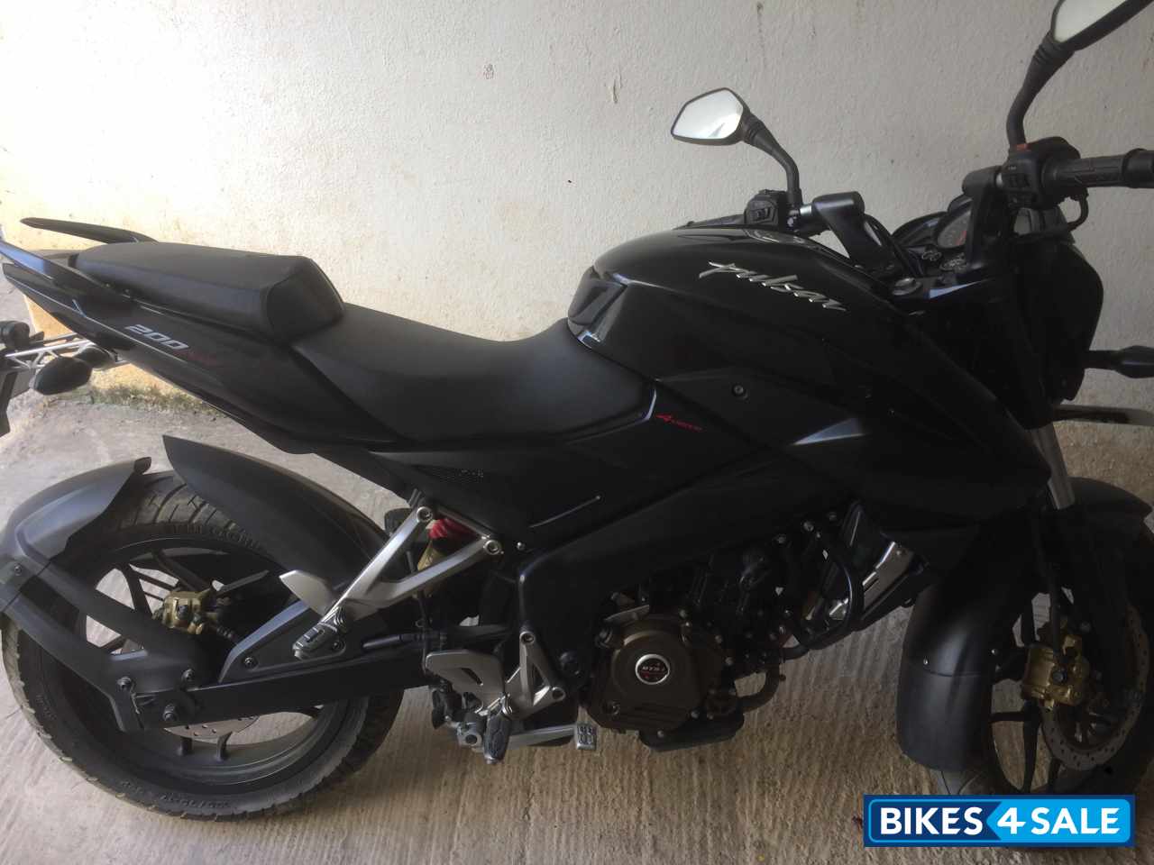 Black Bajaj Pulsar 200 NS