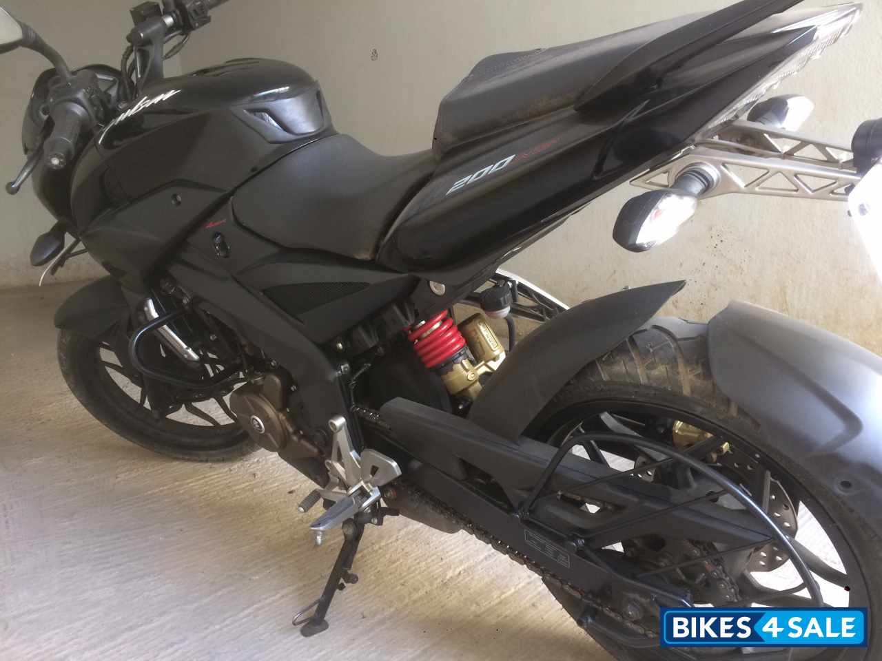 Black Bajaj Pulsar 200 NS