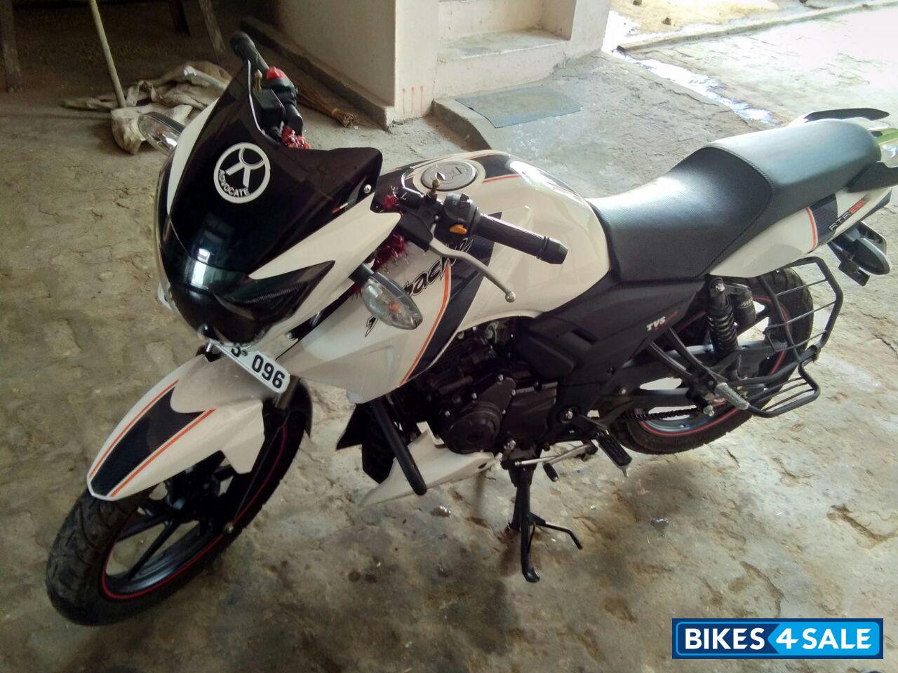 White TVS Apache RTR 160