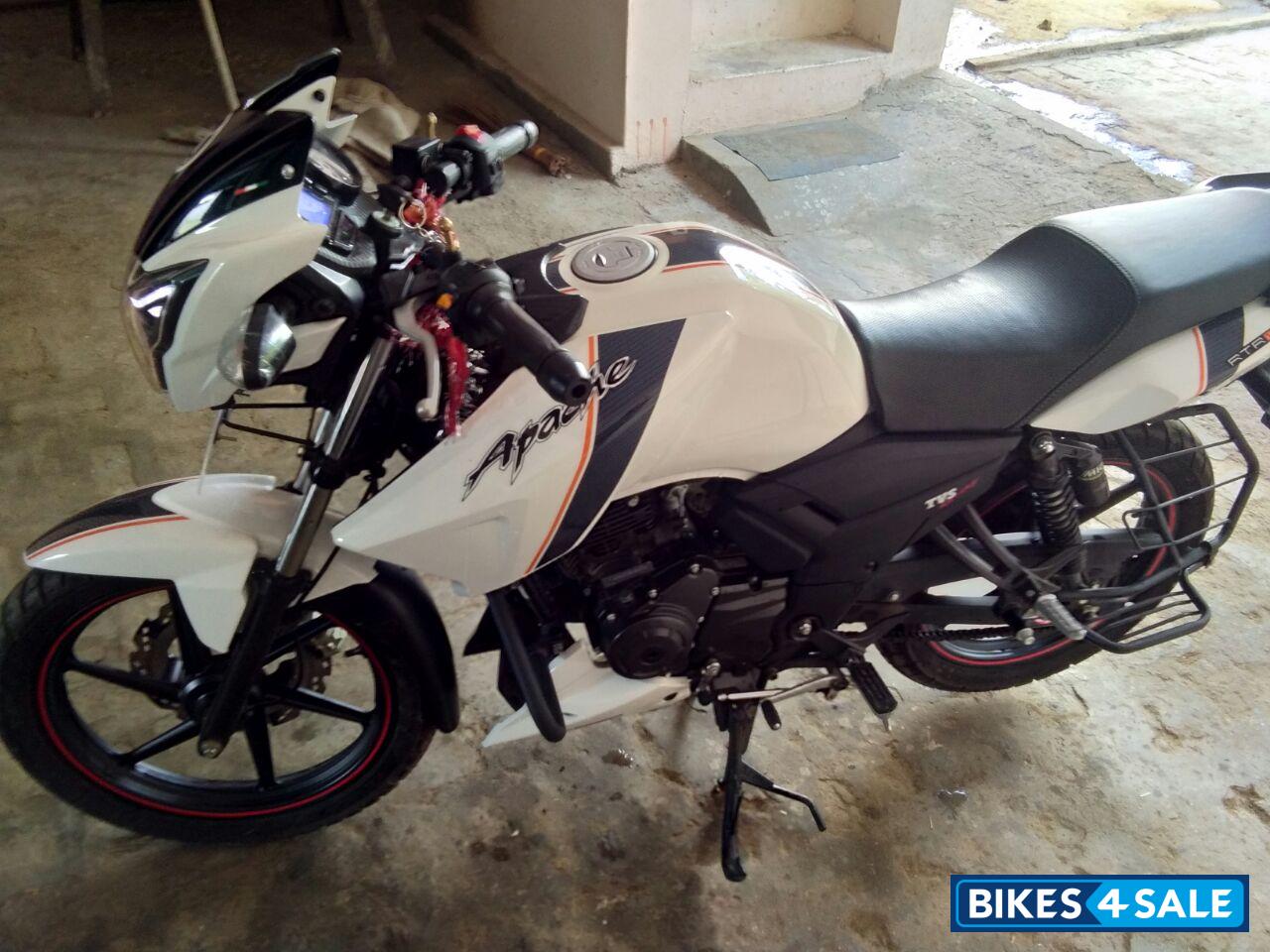 White TVS Apache RTR 160