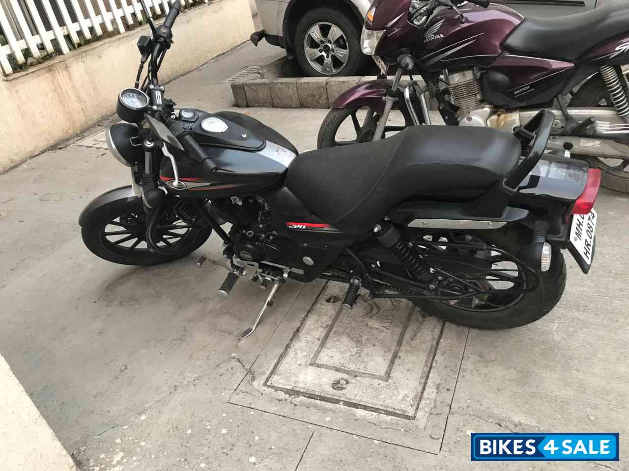 Black Bajaj Avenger Street 220