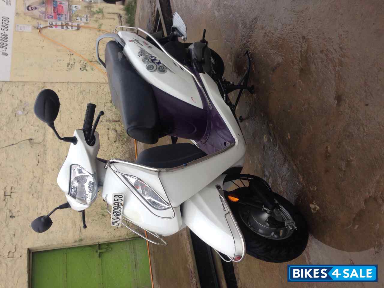 White Honda Activa i