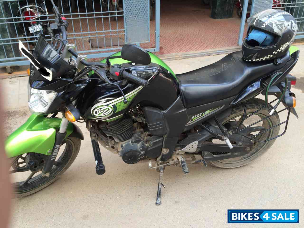 Black-green Yamaha FZ-S