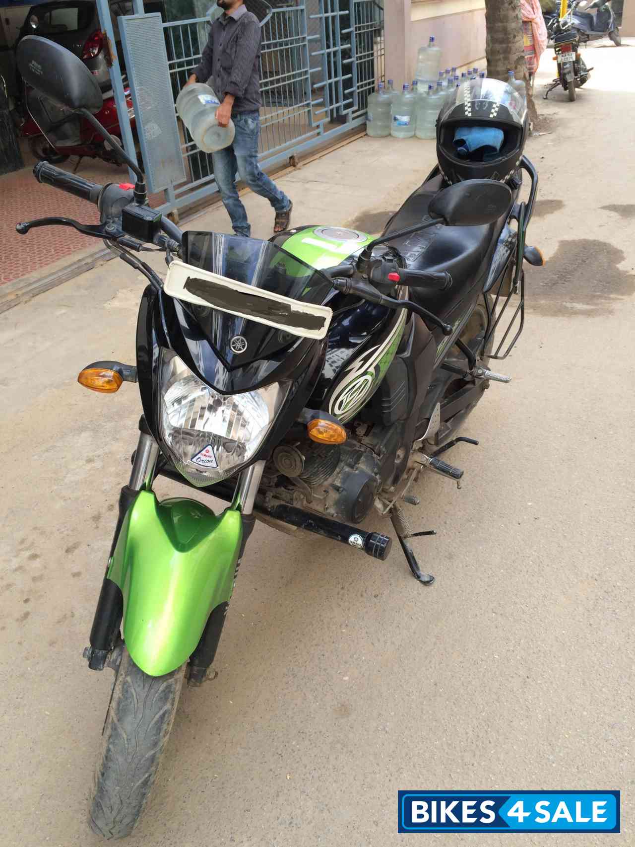 Black-green Yamaha FZ-S