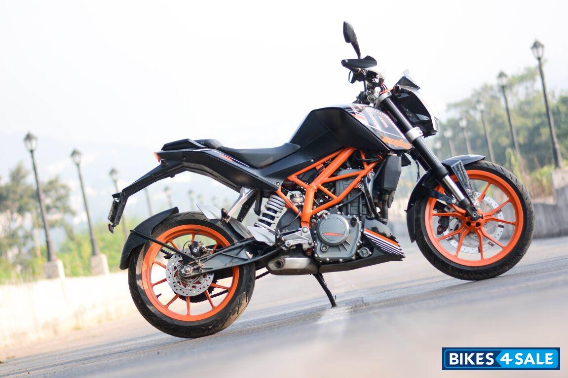 Ebony Black KTM Duke 390
