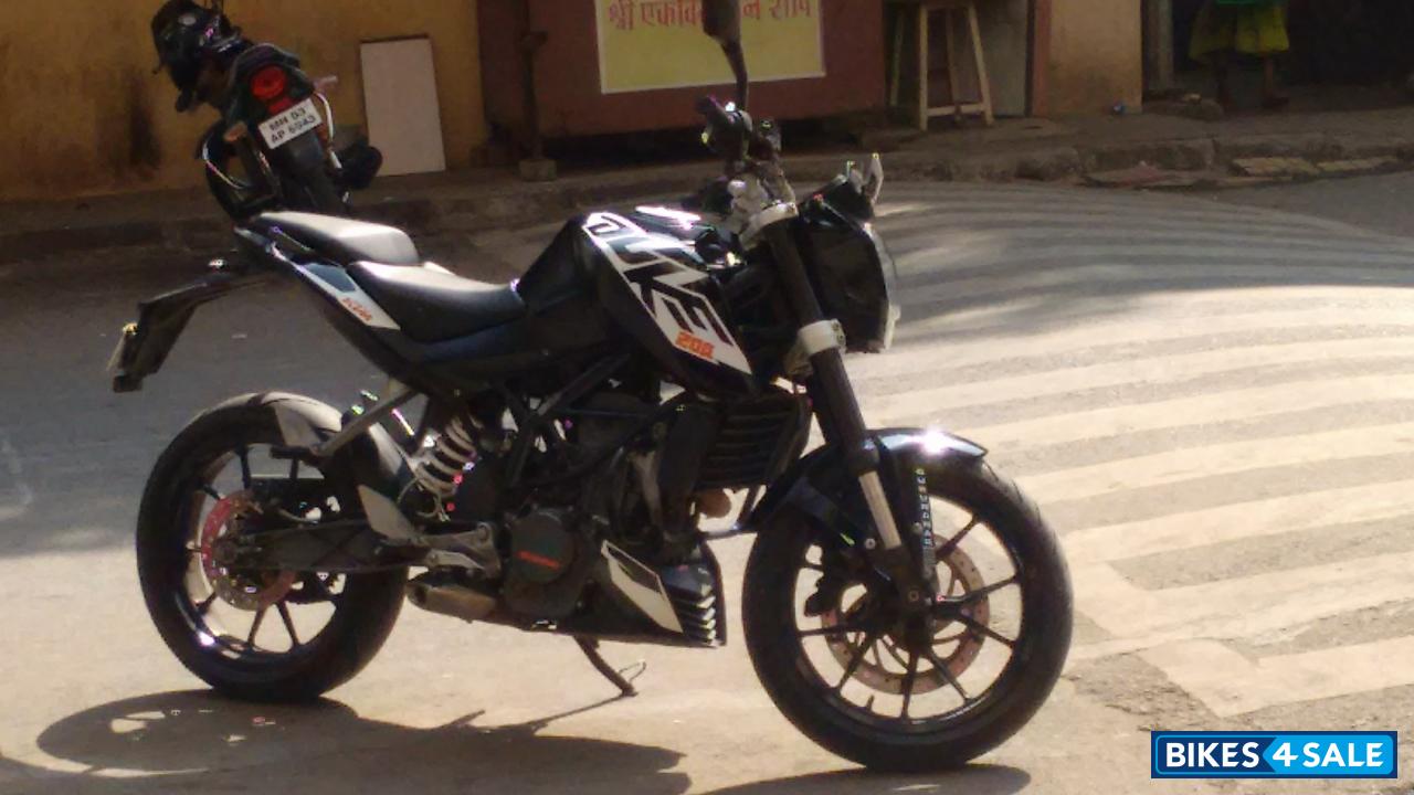 Black KTM Duke 200