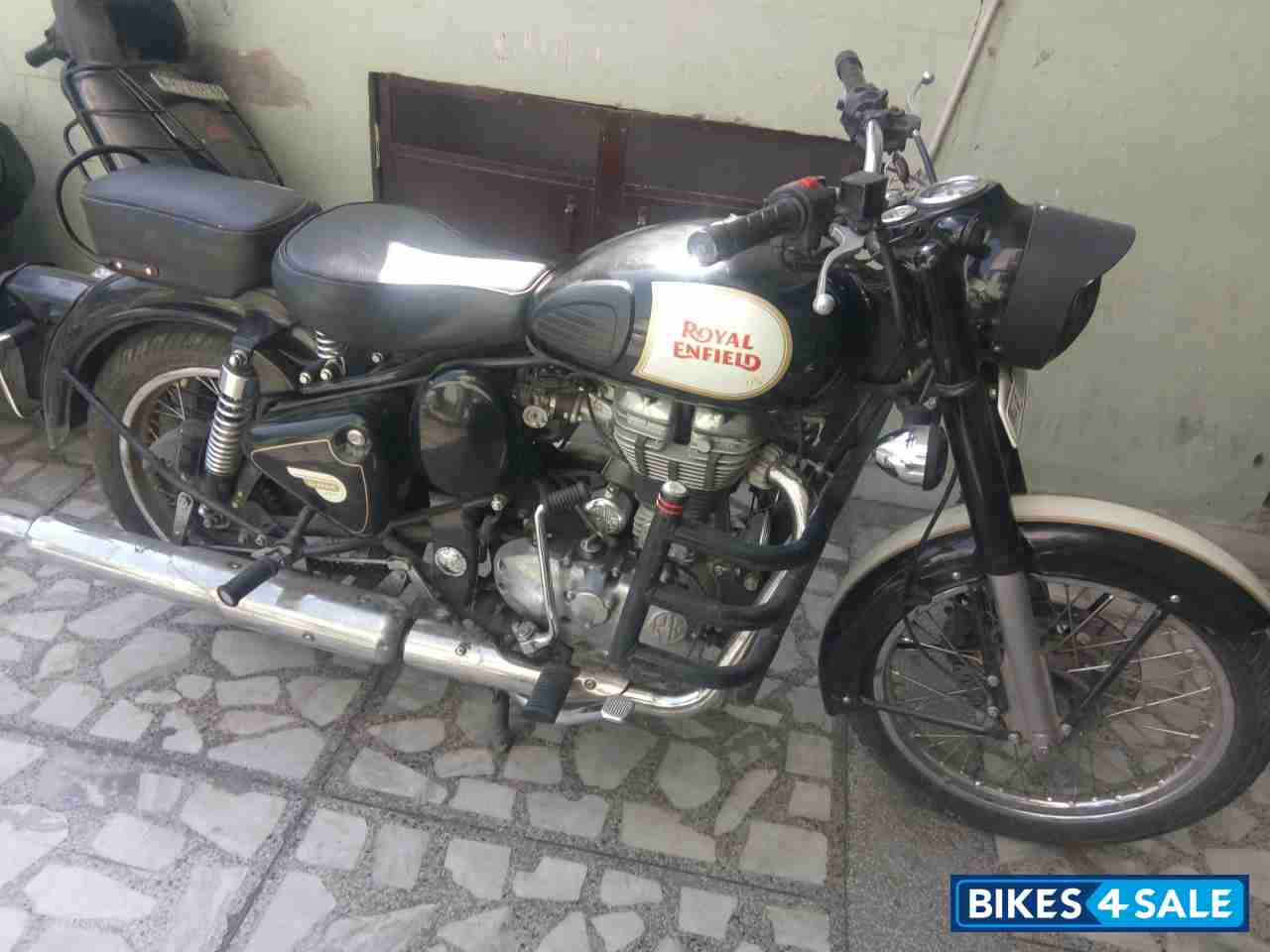 Black Royal Enfield Classic 500