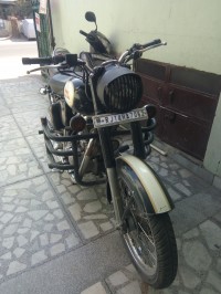 Black Royal Enfield Classic 500