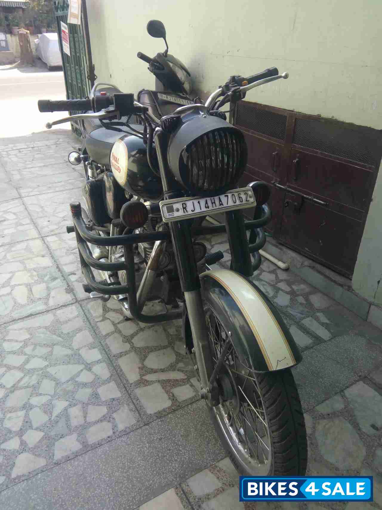 Black Royal Enfield Classic 500