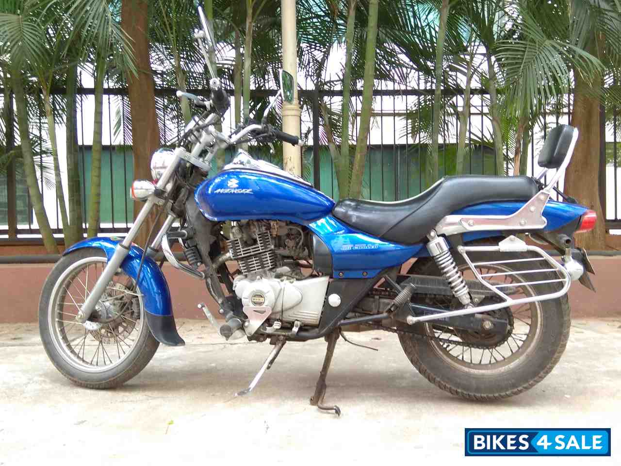 Blue Bajaj Avenger 220 DTS-i