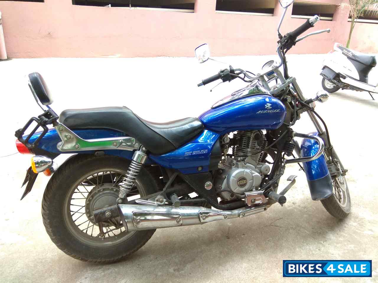Blue Bajaj Avenger 220 DTS-i Blue Bajaj Avenger 220 DTS-i
