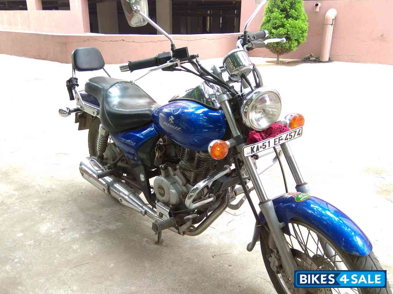 Blue Bajaj Avenger 220 DTS-i Blue Bajaj Avenger 220 DTS-i