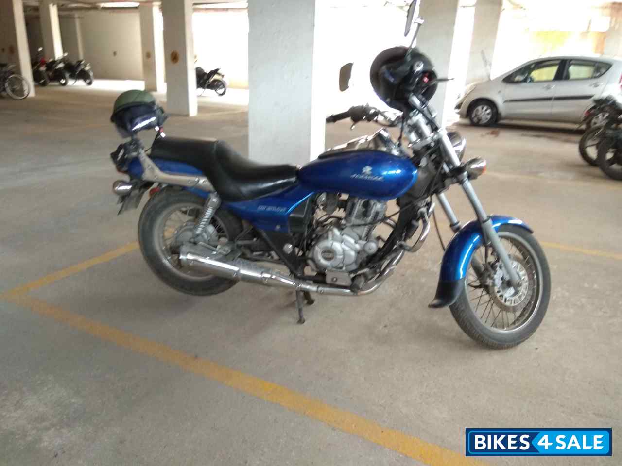 Blue Bajaj Avenger 220 DTS-i Blue Bajaj Avenger 220 DTS-i