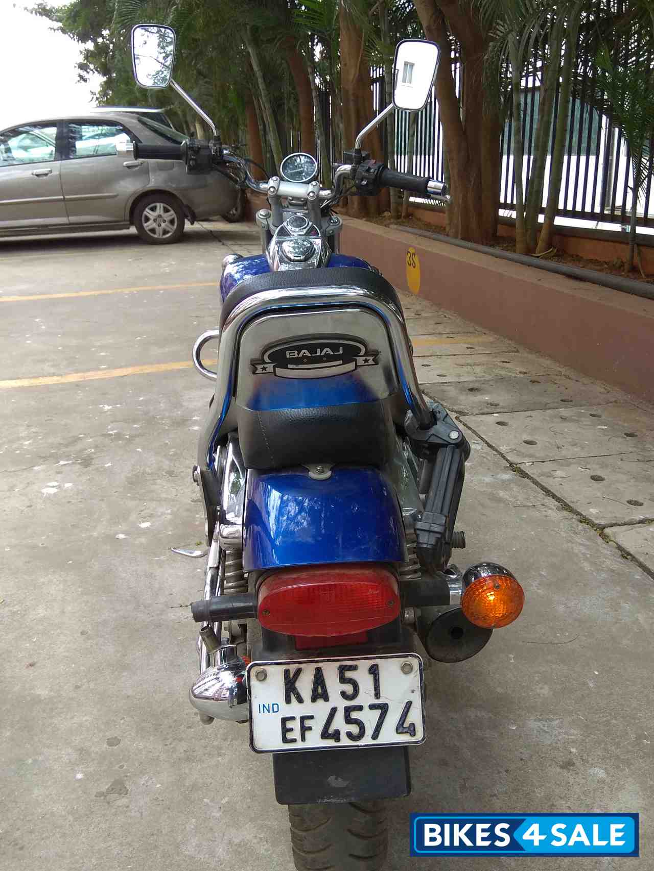 Blue Bajaj Avenger 220 DTS-i Blue Bajaj Avenger 220 DTS-i