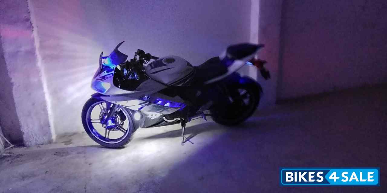 White/blue Special Edition Yamaha YZF R15 V2