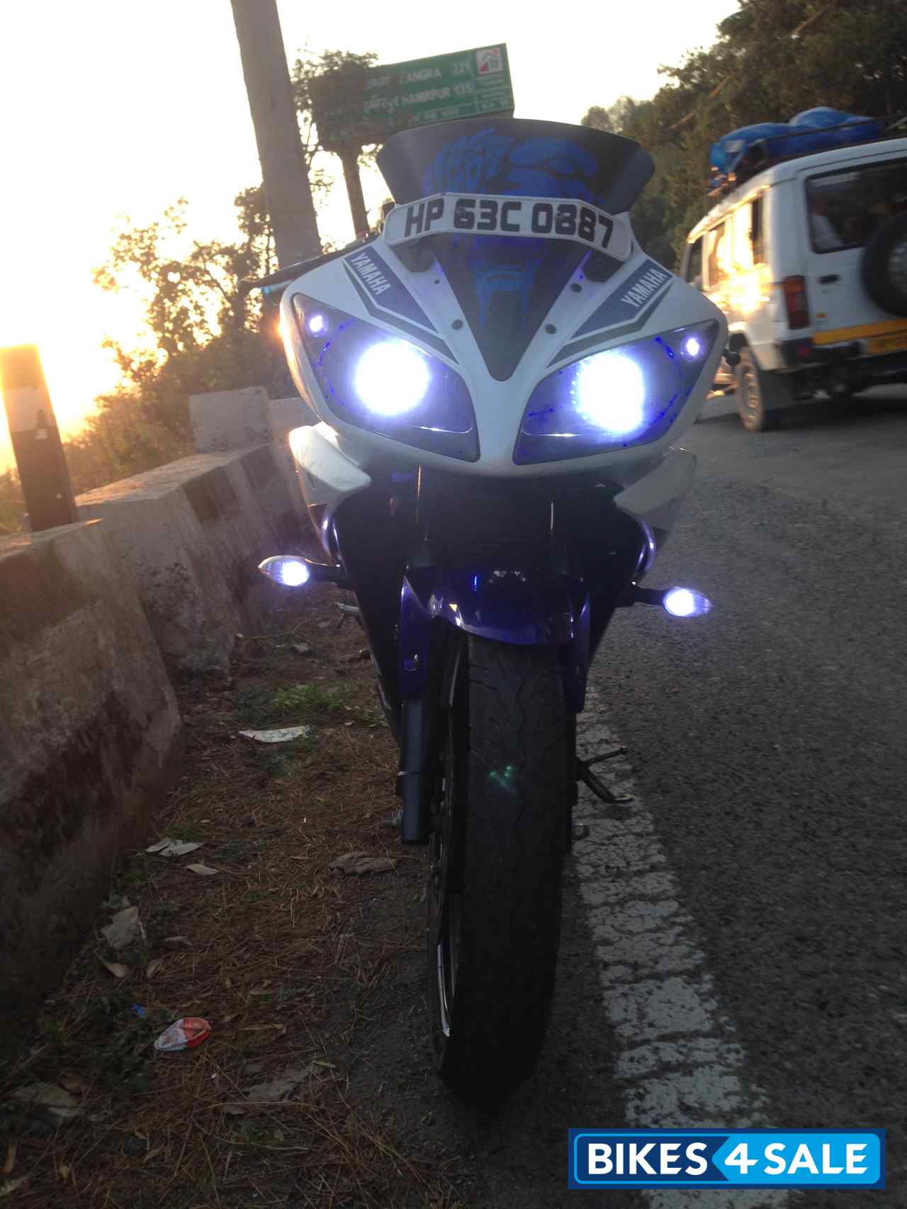 White/blue Special Edition Yamaha YZF R15 V2