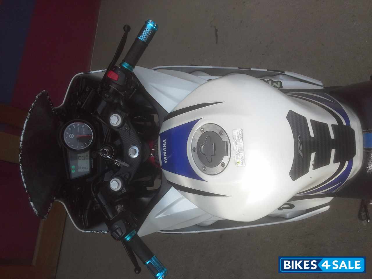 White/blue Special Edition Yamaha YZF R15 V2