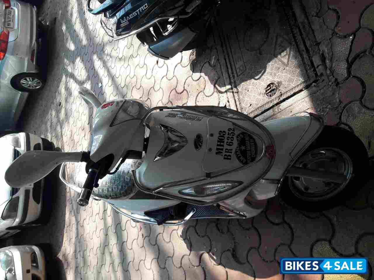 White Mahindra Rodeo RZ