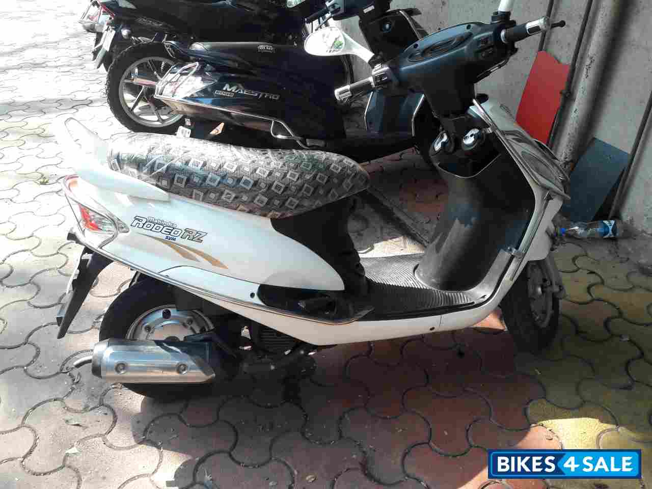 White Mahindra Rodeo RZ White Mahindra Rodeo RZ