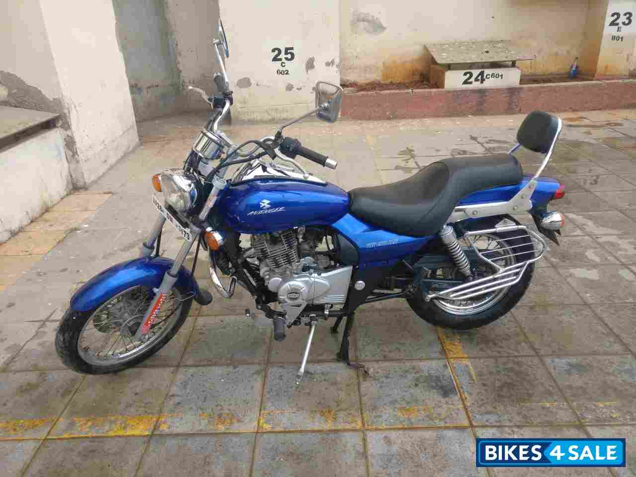 Plasma Blue Bajaj Avenger 220 DTS-i